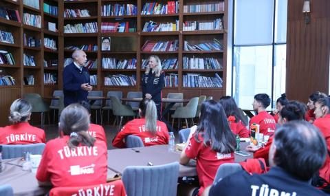 fethi demircan ve didem karagenc bayan a ulusal grup kampini ziyaret etti 3 brOgvyMm
