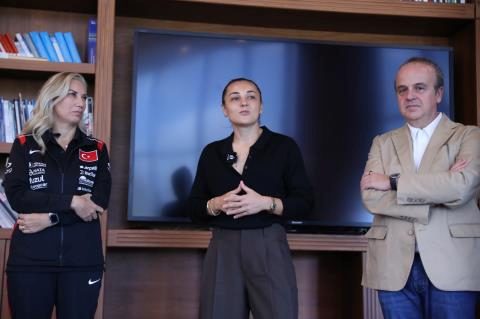 fethi demircan ve didem karagenc bayan a ulusal grup kampini ziyaret etti 6 aWKD2ih5