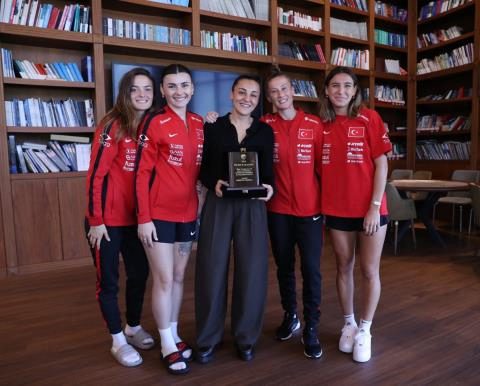 fethi demircan ve didem karagenc bayan a ulusal grup kampini ziyaret etti 9 GKPntQ6M