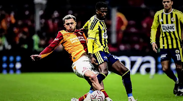Galatasaray-Fenerbahçe derbisinde yine kartlar havada uçuştu 1 galatasaray fenerbahce derbisinde yine kartlar havada ucustu Yyj2pMqM