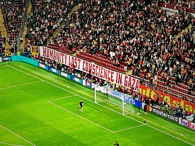 Galatasaray tribünlerinden Filistin’e dayanak 2 galatasaray tribunlerinden filistine dayanak 0 neJDFHje