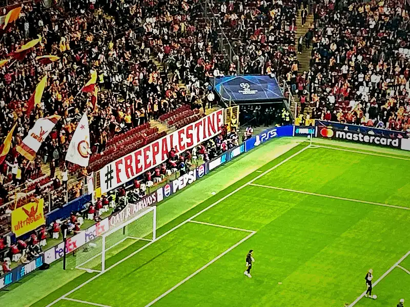 Galatasaray tribünlerinden Filistin’e dayanak 3 galatasaray tribunlerinden filistine dayanak 1 eRy3Cvbl