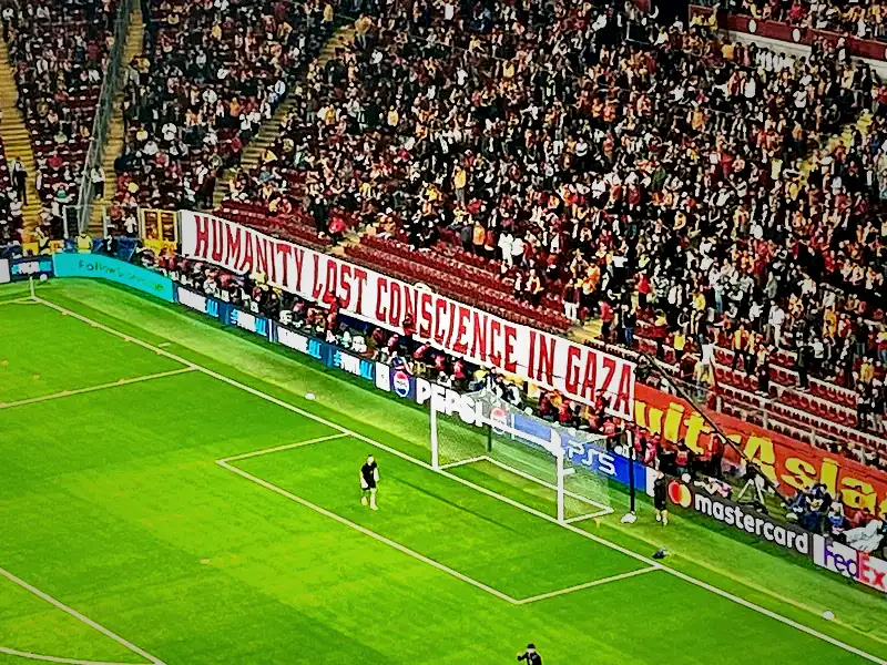 Galatasaray tribünlerinden Filistin’e destek! 3 galatasaray tribunlerinden filistine destek 1