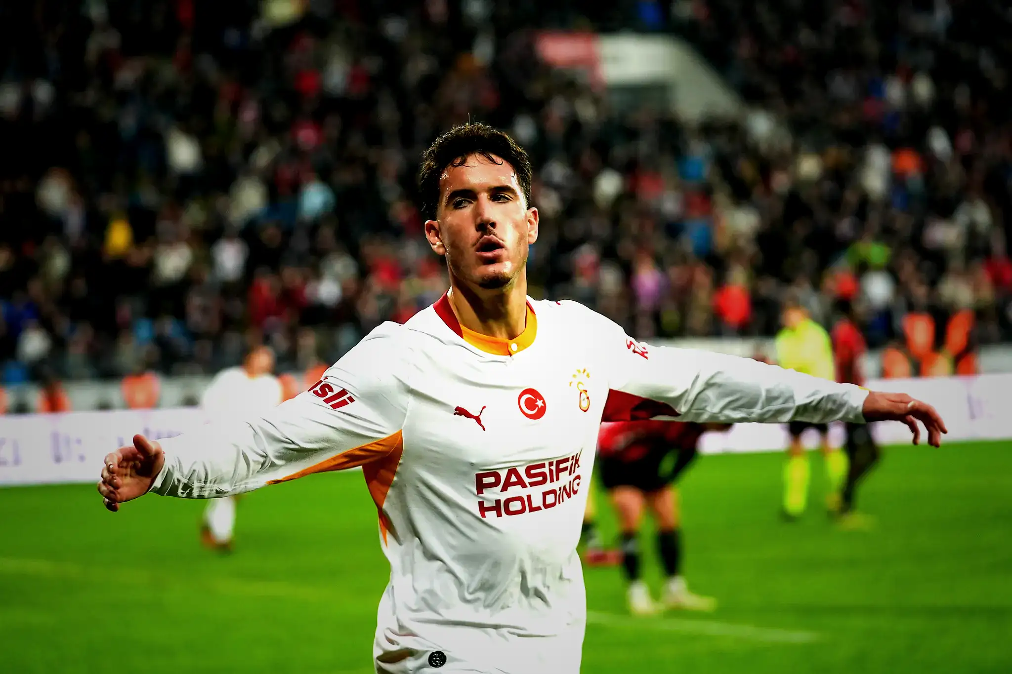 Galatasaray'da Deniz Gül'e galibiyet sonrası transfer şoku! Yıldız santrfor için harekete geçildi 4 galatasarayda deniz gule galibiyet sonrasi transfer soku yildiz santrfor icin harekete gecildi 2
