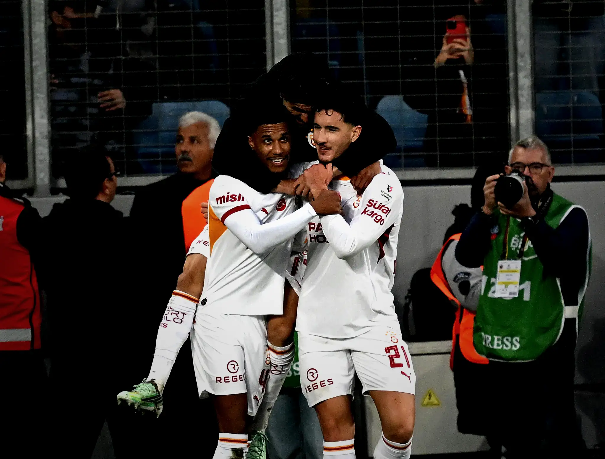 Galatasaray'da Deniz Gül'e galibiyet sonrası transfer şoku! Yıldız santrfor için harekete geçildi 5 galatasarayda deniz gule galibiyet sonrasi transfer soku yildiz santrfor icin harekete gecildi 3 OibK2uHm