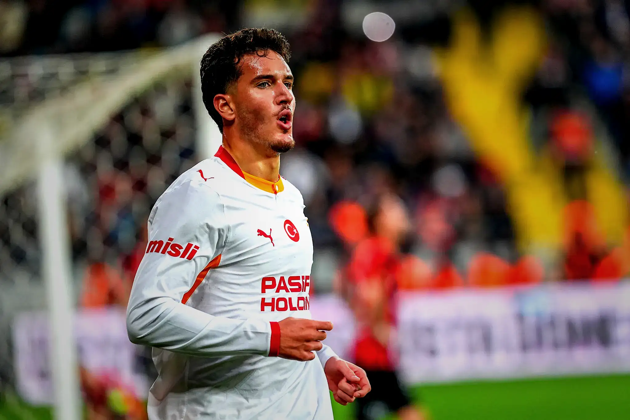 Galatasaray'da Deniz Gül'e galibiyet sonrası transfer şoku! Yıldız santrfor için harekete geçildi 6 galatasarayda deniz gule galibiyet sonrasi transfer soku yildiz santrfor icin harekete gecildi 4 T9ENICSW