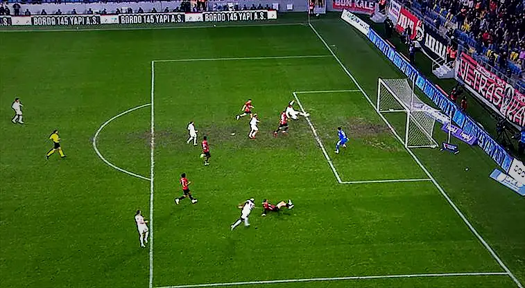 Galatasaray'da Sane çok net fırsatı kaçırdı! 1 galatasarayda sane cok net firsati kacirdi qfhN1FJV
