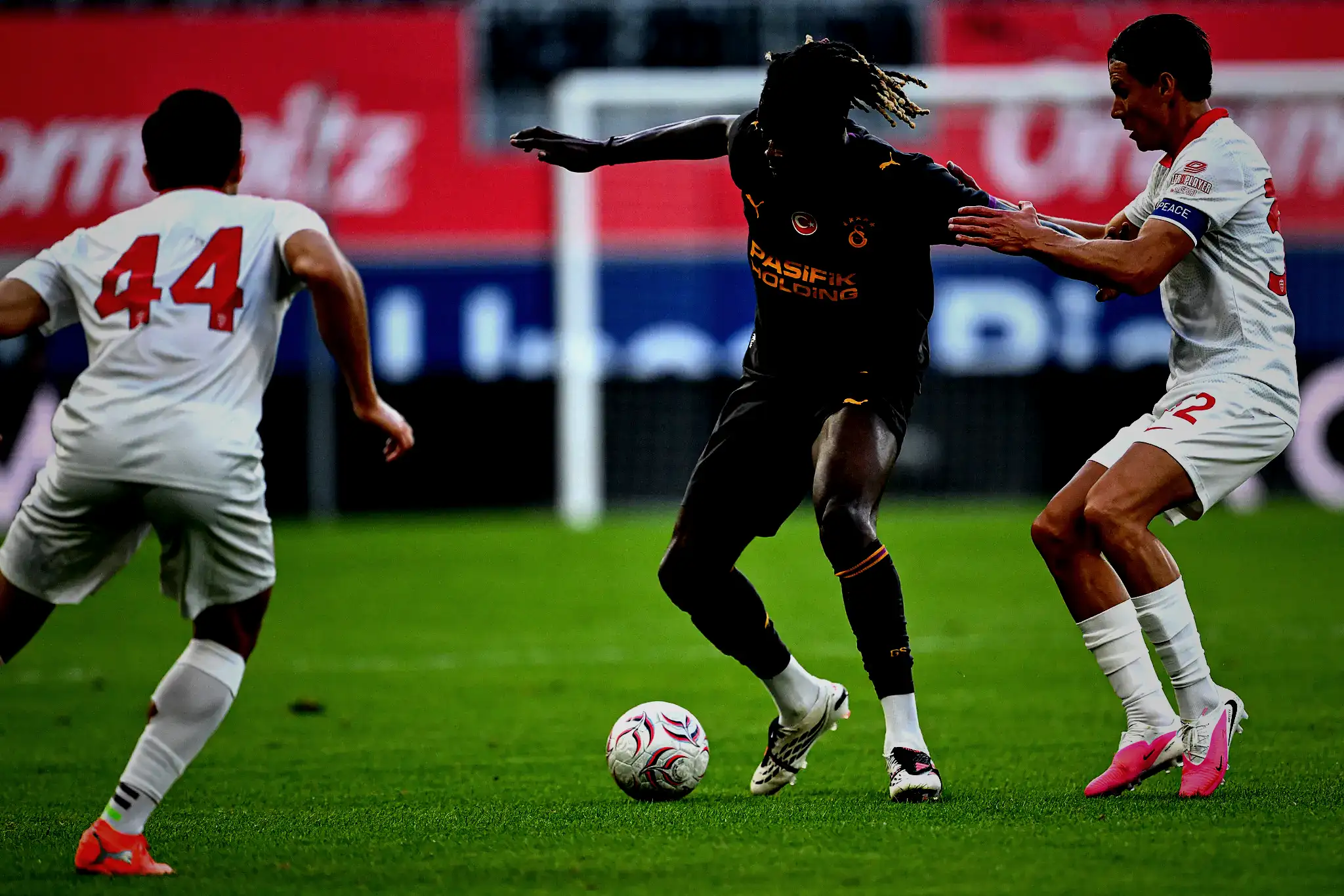 Galatasaray'da yeni transfer kadrodan ayrılmak istiyor! 10 galatasarayda yeni transfer kadrodan ayrilmak istiyor 8 CTZze3ym