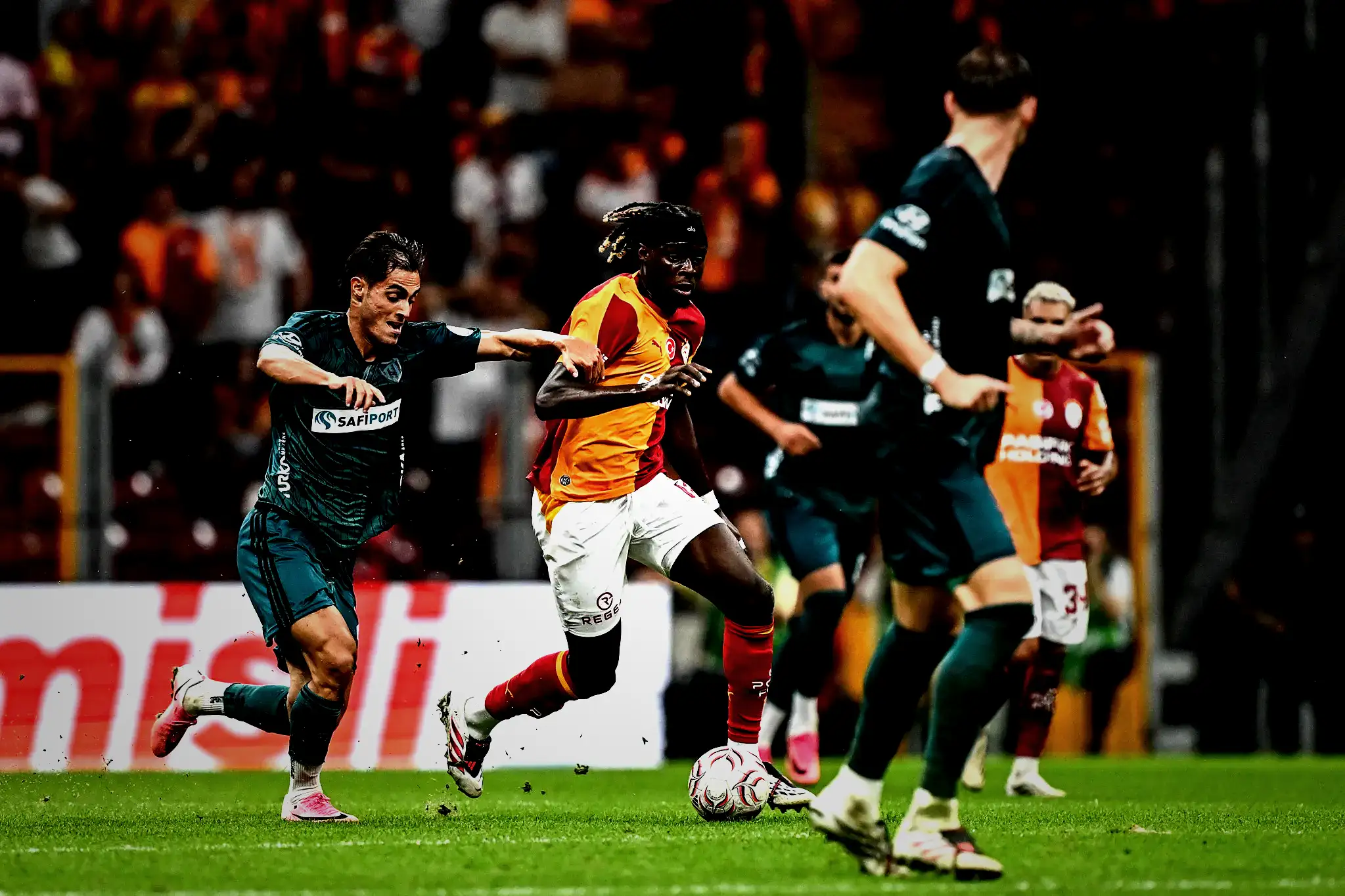 Galatasaray'da yeni transfer kadrodan ayrılmak istiyor! 11 galatasarayda yeni transfer kadrodan ayrilmak istiyor 9 uS8gahTd