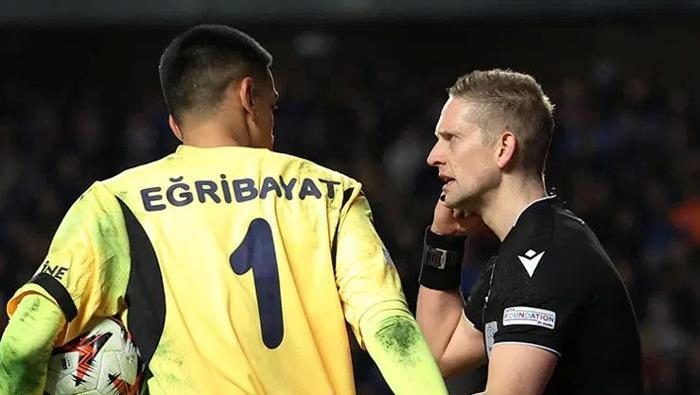 Galatasaray'dan kırmızı kart ve penaltı isyanı! Norveçli hakem Fenerbahçe'yi de yakmıştı 10 galatasaraydan kirmizi kart ve penalti isyani norvecli hakem fenerbahceyi de yakmisti 8