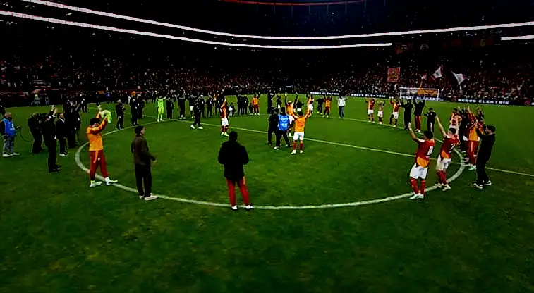 Galatasaraylı futbolcular derbi zaferini işte böyle kutladı! 1 galatasarayli futbolcular derbi zaferini iste boyle kutladi 6VnGvtdT