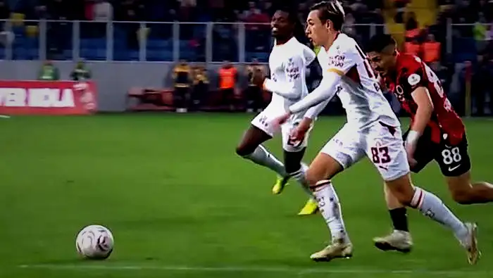 galatasarayli yildiz icin cok sert tenkit kangrene donmeye basladi bu imaj guzel degil QTagLTQr