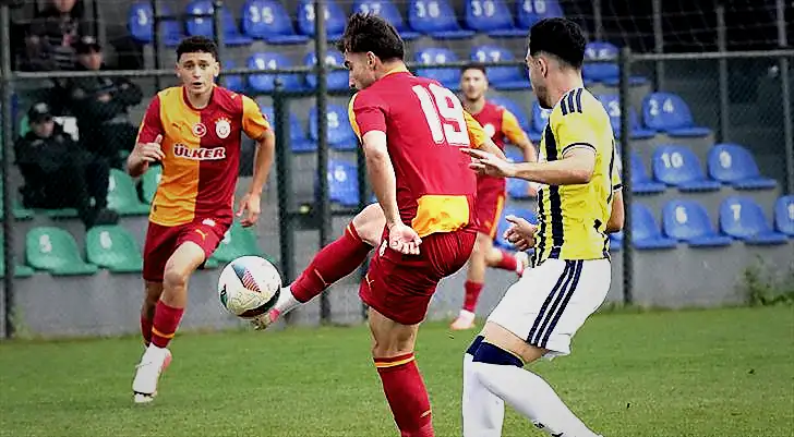 Günün ilk derbisinde kazanan Galatasaray oldu 1 gunun ilk derbisinde kazanan galatasaray oldu 6v4S3QUa
