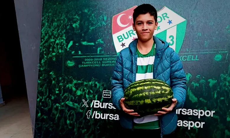 Iheanacho'ya Bursasporlu taraftardan bir badaj karpuz armağan 1 iheanachoya bursasporlu taraftardan bir badaj karpuz armagan zdYFrthV