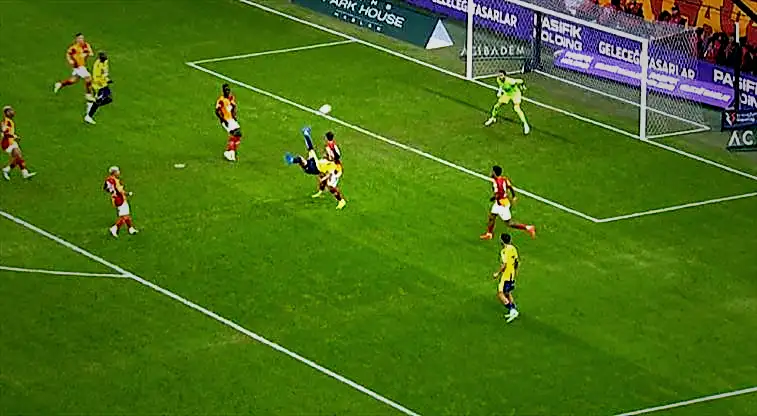 İrfan Can Kahveci'den dev derbide harika gol! 1 irfan can kahveciden dev derbide harika gol