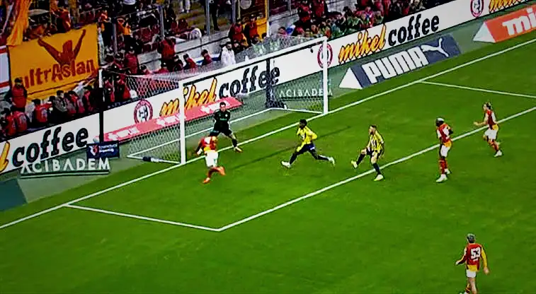 Ismail Jakobs kafa vuruşunda direğe takıldı! 1 ismail jakobs kafa vurusunda direge takildi iI3ELQwR