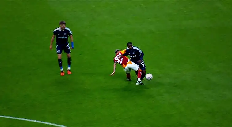 İşte Galatasaray'ın 10 kişi kaldığı pozisyon! 1 iste galatasarayin 10 kisi kaldigi pozisyon fSLvU5u4