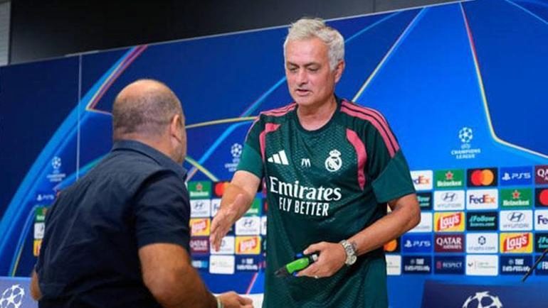 Jose Mourinho'ya basın toplantısında 'fıskiye' ikram edildi! Barcelona'ya büyük gönderme 4 jose mourinhoya basin toplantisinda fiskiye ikram edildi barcelonaya buyuk gonderme 2 OpQYpkZX