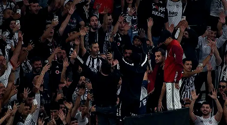 Junior Olaitan şovunu bu kez tribünde yaptı! 1 junior olaitan sovunu bu kez tribunde yapti KlelLgCq