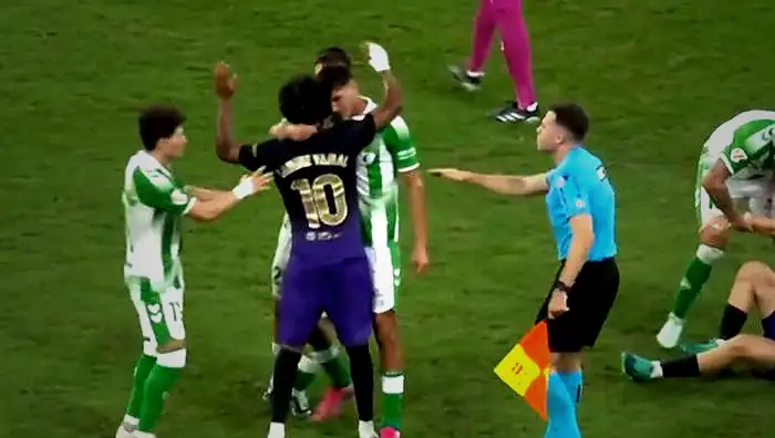 Lamine Yamal'a kafa atıldı! Real Betis-Barcelona maçında kavga! Adeta gol yağmuru 5 lamine yamala kafa atildi real betis barcelona macinda kavga adeta gol yagmuru 3