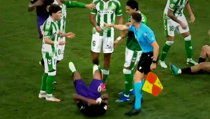 Lamine Yamal'a kafa atıldı! Real Betis-Barcelona maçında kavga! Adeta gol yağmuru 6 lamine yamala kafa atildi real betis barcelona macinda kavga adeta gol yagmuru 4 W4ClqeTi
