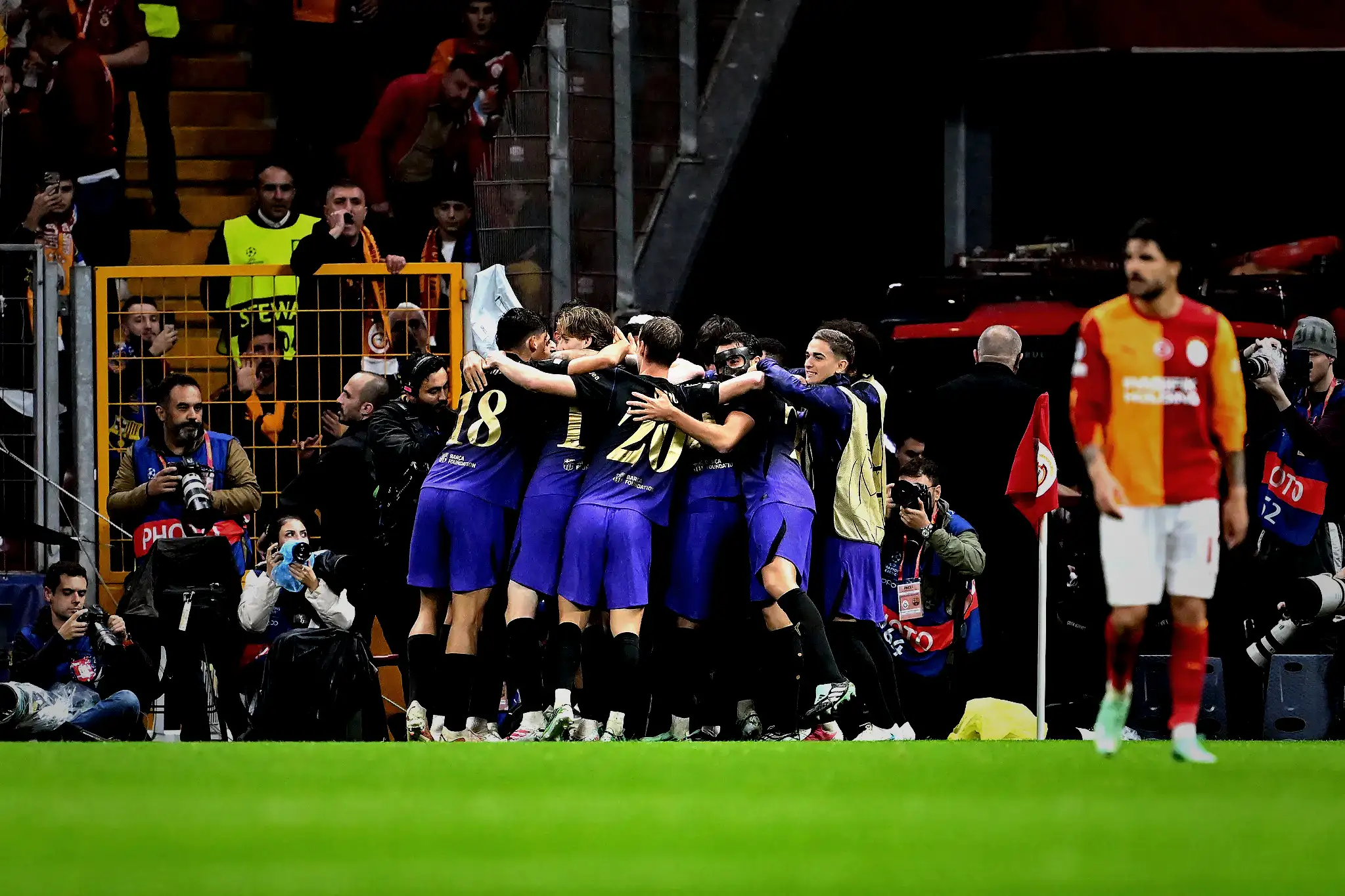 Müelliflerden Galatasaray-Barcelona maçı değerlendirmesi: Jakobs'un stoper başlaması büyük bir dramdır 9 muelliflerden galatasaray barcelona maci degerlendirmesi jakobsun stoper baslamasi buyuk bir dramdir 7 3CXgz6CU
