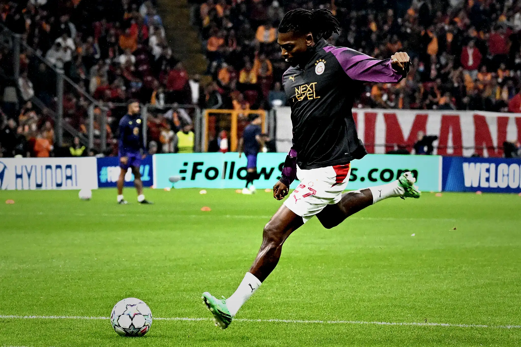 rafael leao hayal kirikligi yaratti barcelona macinda 0 8ZhCuaXG
