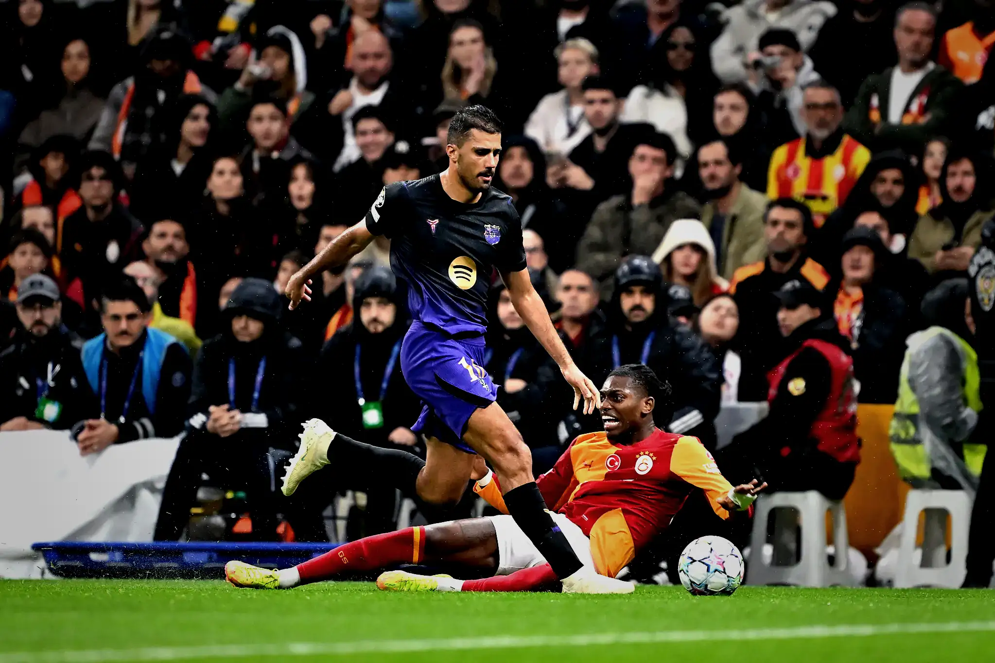 rafael leao hayal kirikligi yaratti barcelona macinda 2 kM5vEIHr