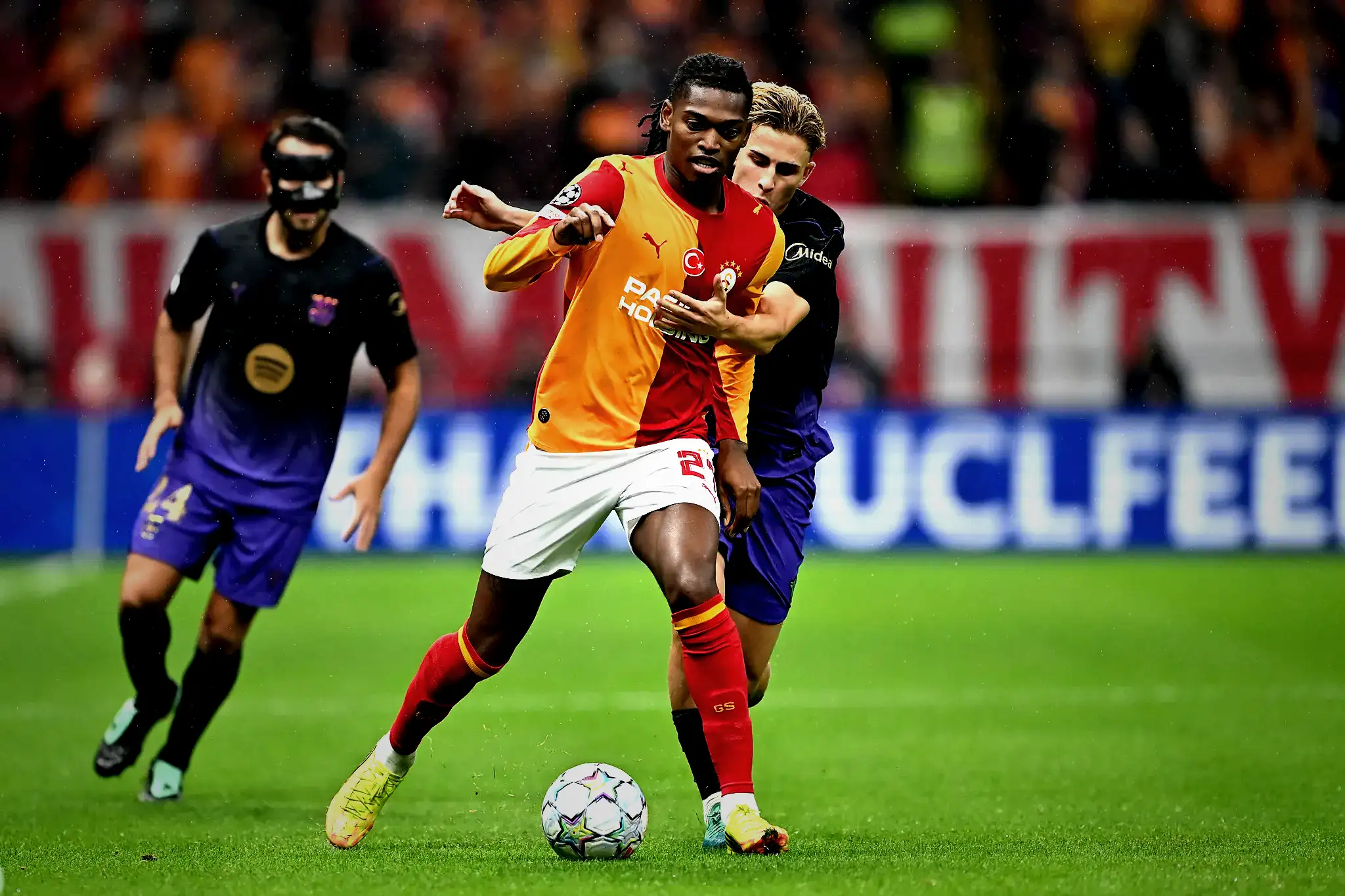 rafael leao hayal kirikligi yaratti barcelona macinda 6 W9QYHl3b