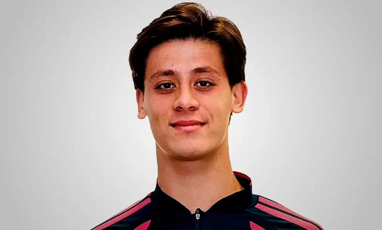 Real Madrid'de eylül ayının oyuncusu seçilen Arda Güler, mükafatını aldı 1 real madridde eylul ayinin oyuncusu secilen arda guler mukafatini aldi gjQPFpt9