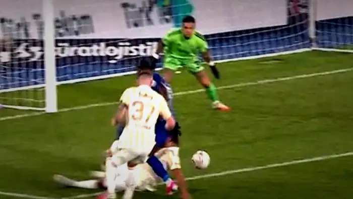 Rizespor - Fenerbahçe maçında penaltı tartışması! Trio yorumladı: 'Ayağa basma var ancak...' 8 rizespor fenerbahce macinda penalti tartismasi trio yorumladi ayaga basma var ancak 6 p23yA1OB
