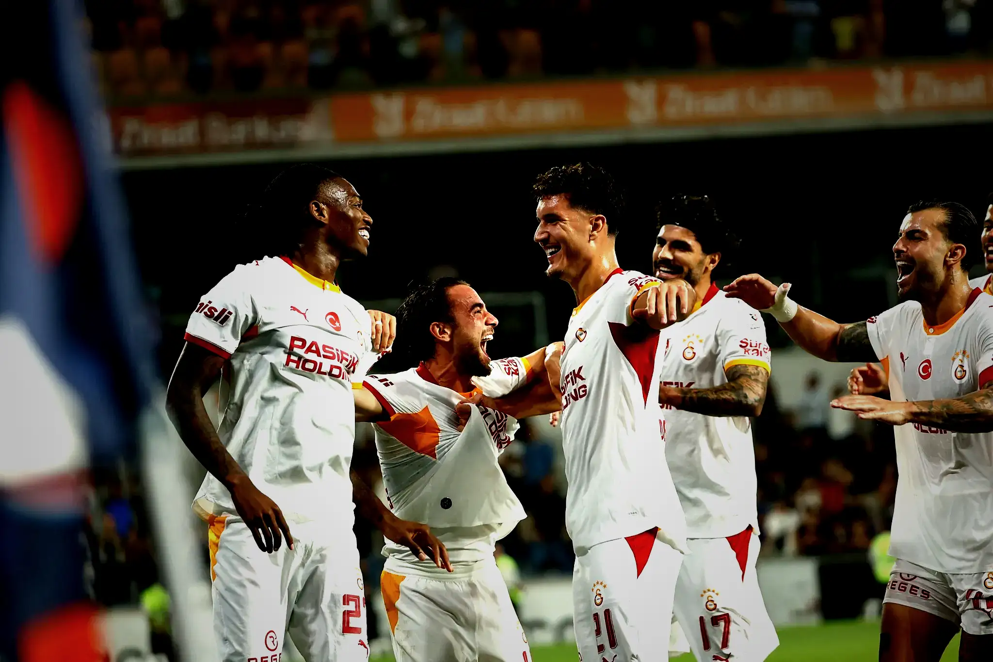 Spor müellifleri Galatasaray'ın dev maçını yorumladı: Barcelona'yı yenmek çok güç lakin imkansız değil! 10 spor muellifleri galatasarayin dev macini yorumladi barcelonayi yenmek cok guc lakin imkansiz degil 8 BCjTW9k4