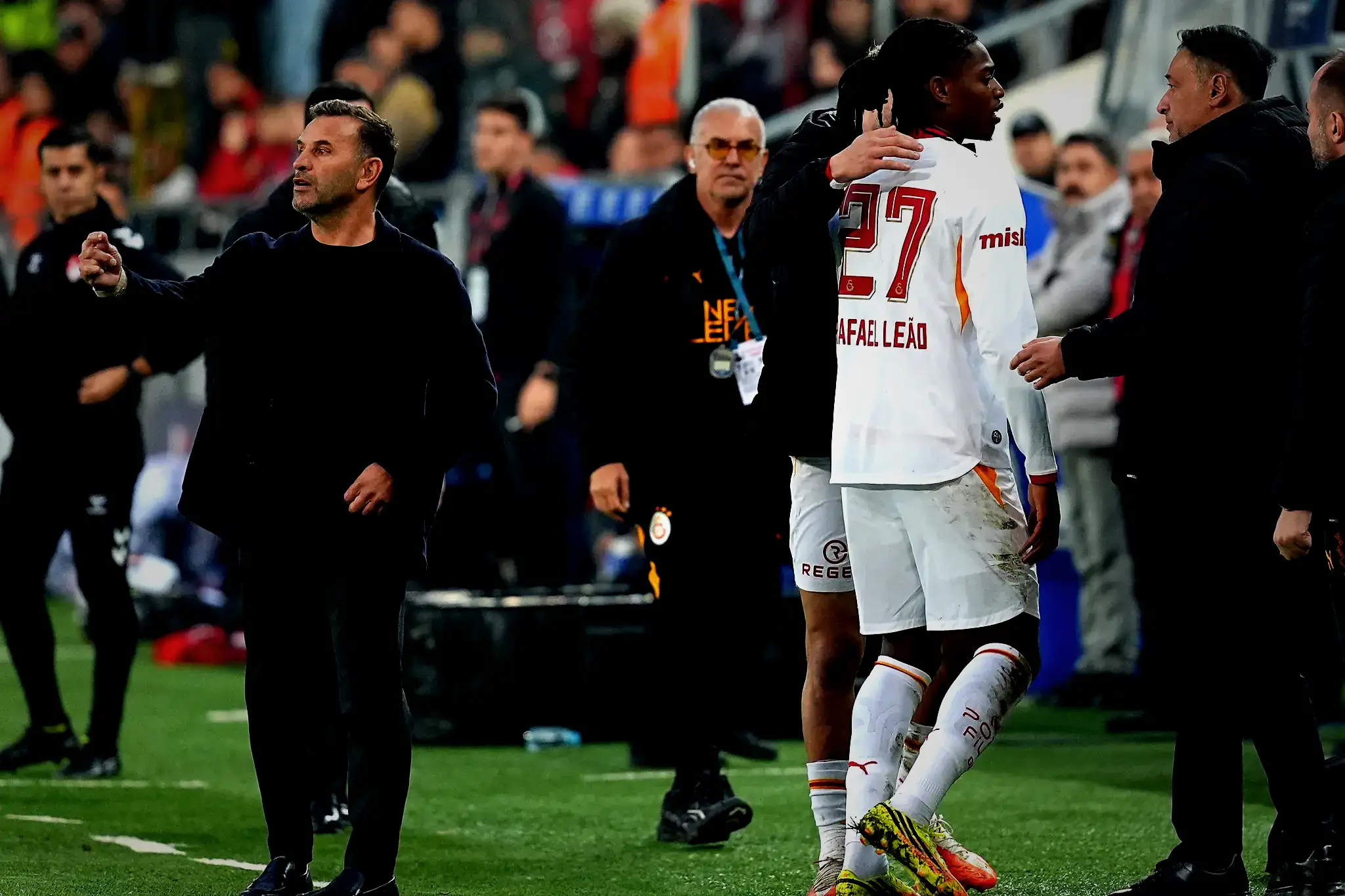 Spor müellifleri Gençlerbirliği-Galatasaray maçını yorumladı: Kör topal yoluna devam ediyor! 10 spor muellifleri genclerbirligi galatasaray macini yorumladi kor topal yoluna devam ediyor 8
