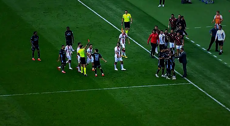 Trabzonspor 10 kişi kaldı! İşte kırmızı kart pozisyonu 1 trabzonspor 10 kisi kaldi iste kirmizi kart pozisyonu ymUrPzLd