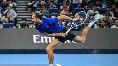 Tribüne gönderdiği top seyirciye çarpan Medvedev, Çin Açık'tan diskalifiye edildi 6 tribune gonderdigi top seyirciye carpan medvedev cin aciktan diskalifiye edildi DMvTGOHD