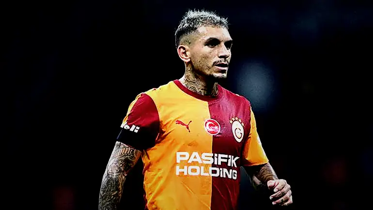 yildiz oyuncu kirmizi kart gordu galatasaray 10 kisi kaldi 1 Lq55uIug