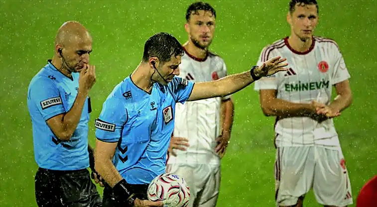 Yoğun yağış nedeniyle maça devam edilemedi! 1 yogun yagis nedeniyle maca devam edilemedi RJKZS3kE